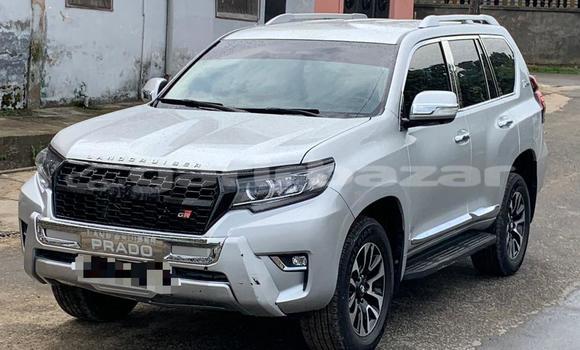 Sayi Na hannu Toyota Land Cruiser Prado Azurfa Mota in Douala a Ƙasar Kamaru Sayi Na hannu Toyota Land Cruiser Prado Azurfa Mota in Douala a Ƙasar Kamaru