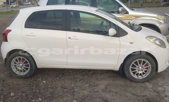 Sayi Na hannu Toyota Vitz White Mota in Douala a Ƙasar Kamaru Sayi Na hannu Toyota Vitz White Mota in Douala a Ƙasar Kamaru