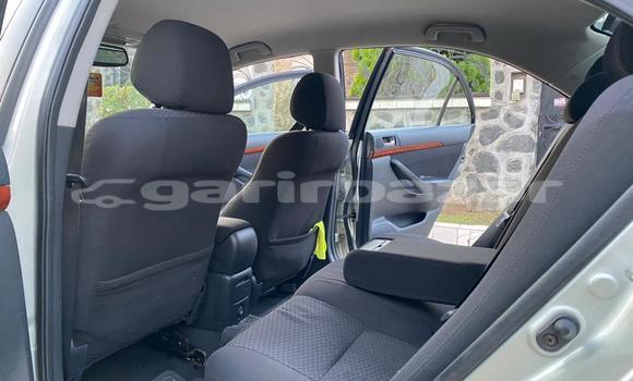 Sayi Imported Toyota Avensis Azurfa Mota in Douala a Ƙasar Kamaru Sayi Imported Toyota Avensis Azurfa Mota in Douala a Ƙasar Kamaru