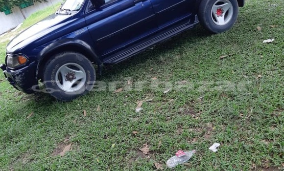 Sayi Na hannu Mitsubishi Montero Sport Blue Mota in Douala a Ƙasar Kamaru