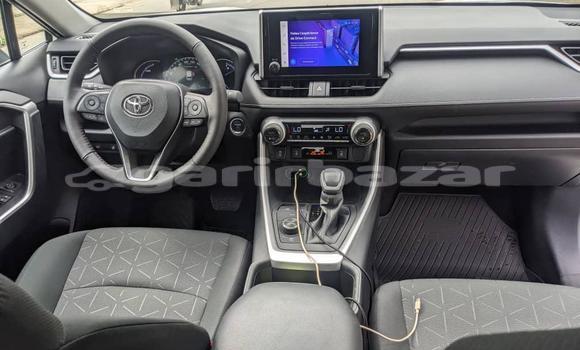 Sayi Imported Toyota RAV4 White Mota in Douala a Ƙasar Kamaru Sayi Imported Toyota RAV4 White Mota in Douala a Ƙasar Kamaru