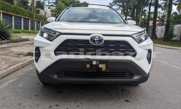Sayi Imported Toyota RAV4 White Mota in Douala a Ƙasar Kamaru Sayi Imported Toyota RAV4 White Mota in Douala a Ƙasar Kamaru