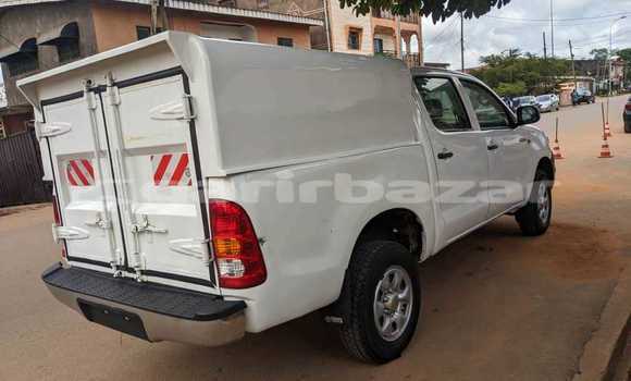 Sayi Na hannu Toyota Hilux White Mota in Douala a Ƙasar Kamaru Sayi Na hannu Toyota Hilux White Mota in Douala a Ƙasar Kamaru