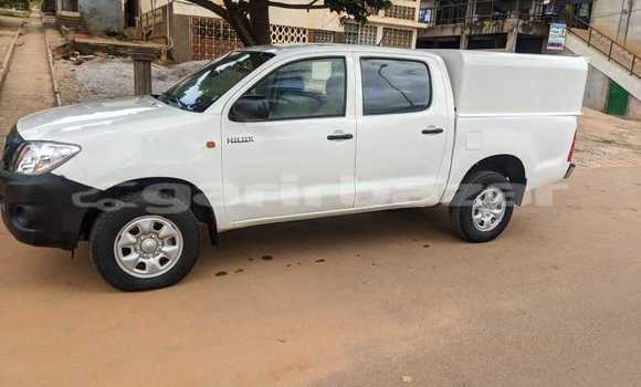 Sayi Na hannu Toyota Hilux White Mota in Douala a Ƙasar Kamaru Sayi Na hannu Toyota Hilux White Mota in Douala a Ƙasar Kamaru