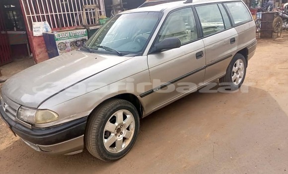 Sayi Na hannu Opel Astra Sauran Mota in Douala a Ƙasar Kamaru