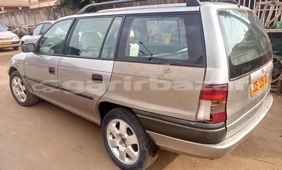 Sayi Na hannu Opel Astra Sauran Mota in Douala a Ƙasar Kamaru Sayi Na hannu Opel Astra Sauran Mota in Douala a Ƙasar Kamaru