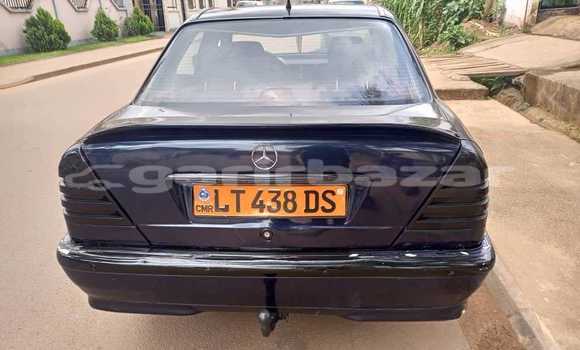 Sayi Na hannu Mercedes‒Benz C–Class Black Mota in Douala a Ƙasar Kamaru Sayi Na hannu Mercedes‒Benz C–Class Black Mota in Douala a Ƙasar Kamaru