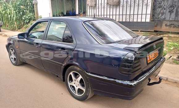 Sayi Na hannu Mercedes‒Benz C–Class Black Mota in Douala a Ƙasar Kamaru Sayi Na hannu Mercedes‒Benz C–Class Black Mota in Douala a Ƙasar Kamaru