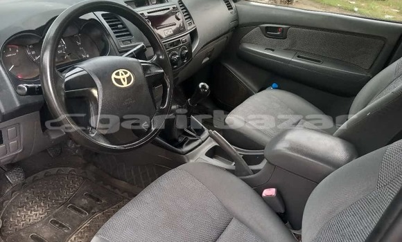 Sayi Na hannu Toyota Hilux Azurfa Mota in Douala a Ƙasar Kamaru Sayi Na hannu Toyota Hilux Azurfa Mota in Douala a Ƙasar Kamaru