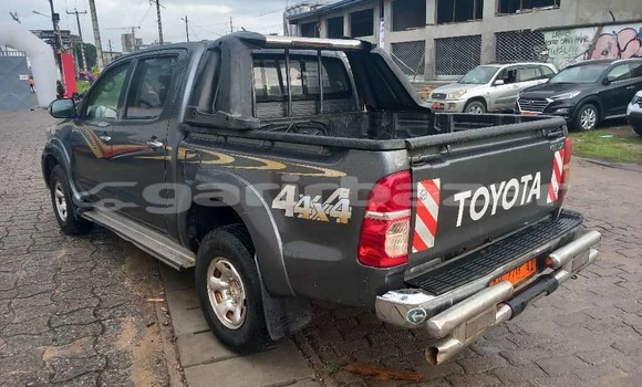 Sayi Na hannu Toyota Hilux Azurfa Mota in Douala a Ƙasar Kamaru Sayi Na hannu Toyota Hilux Azurfa Mota in Douala a Ƙasar Kamaru