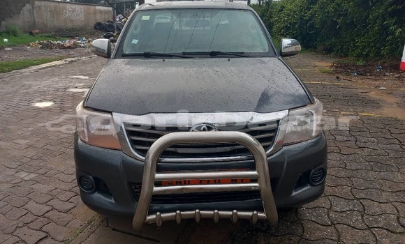 Sayi Na hannu Toyota Hilux Azurfa Mota in Douala a Ƙasar Kamaru Sayi Na hannu Toyota Hilux Azurfa Mota in Douala a Ƙasar Kamaru