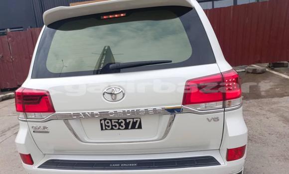 Sayi Imported Toyota Land Cruiser White Mota in Douala a Ƙasar Kamaru Sayi Imported Toyota Land Cruiser White Mota in Douala a Ƙasar Kamaru