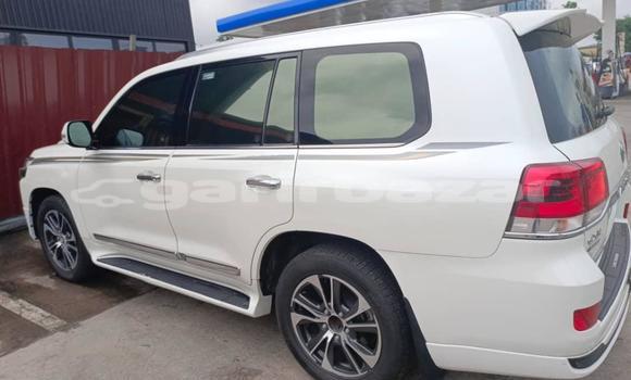 Sayi Imported Toyota Land Cruiser White Mota in Douala a Ƙasar Kamaru Sayi Imported Toyota Land Cruiser White Mota in Douala a Ƙasar Kamaru