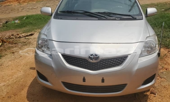 Sayi Imported Toyota Yaris Azurfa Mota in Douala a Ƙasar Kamaru