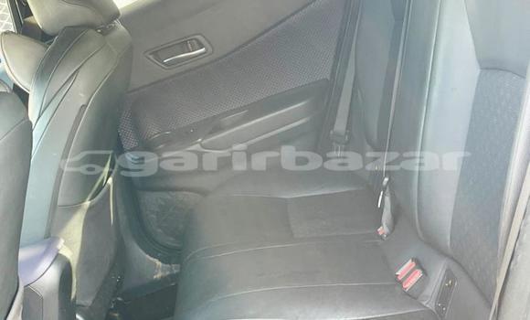 Sayi Na hannu Toyota C-HR Azurfa Mota in Yaounde a Babban Kamaru Sayi Na hannu Toyota C-HR Azurfa Mota in Yaounde a Babban Kamaru