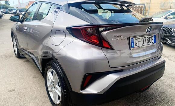 Sayi Na hannu Toyota C-HR Azurfa Mota in Yaounde a Babban Kamaru Sayi Na hannu Toyota C-HR Azurfa Mota in Yaounde a Babban Kamaru