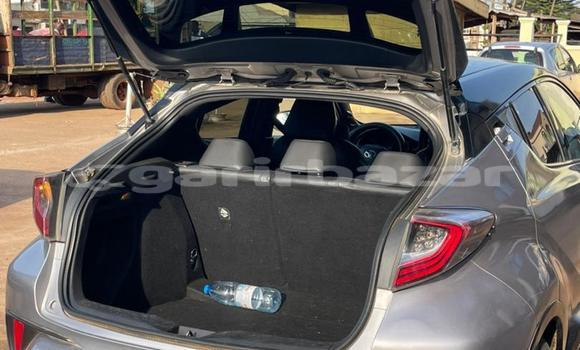 Sayi Na hannu Toyota C-HR Azurfa Mota in Yaounde a Babban Kamaru Sayi Na hannu Toyota C-HR Azurfa Mota in Yaounde a Babban Kamaru