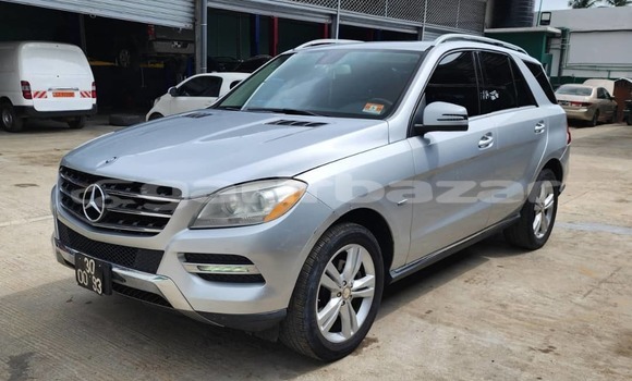 Sayi Imported Mercedes‒Benz ML–Class Azurfa Mota in Douala a Ƙasar Kamaru Sayi Imported Mercedes‒Benz ML–Class Azurfa Mota in Douala a Ƙasar Kamaru