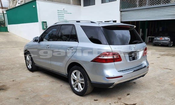 Sayi Imported Mercedes‒Benz ML–Class Azurfa Mota in Douala a Ƙasar Kamaru Sayi Imported Mercedes‒Benz ML–Class Azurfa Mota in Douala a Ƙasar Kamaru