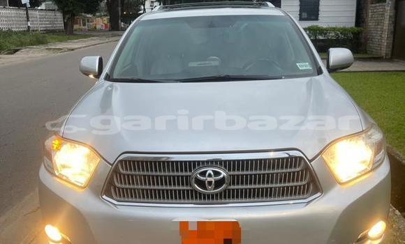 Sayi Na hannu Toyota Highlander Azurfa Mota in Douala a Ƙasar Kamaru
