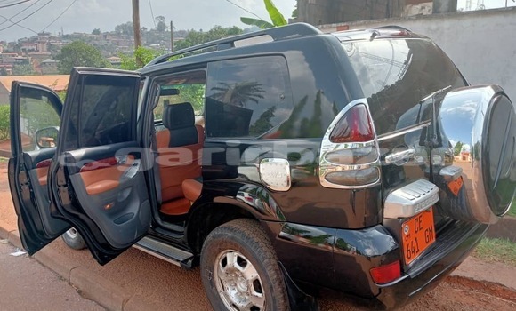 Sayi Na hannu Toyota Land Cruiser Prado Black Mota in Yaounde a Babban Kamaru Sayi Na hannu Toyota Land Cruiser Prado Black Mota in Yaounde a Babban Kamaru