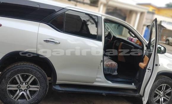 Sayi Imported Toyota Fortuner White Mota in Douala a Ƙasar Kamaru Sayi Imported Toyota Fortuner White Mota in Douala a Ƙasar Kamaru