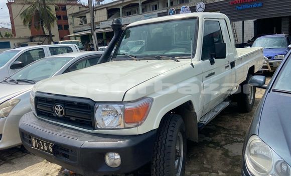Sayi Na hannu Toyota Land Cruiser White Mota in Douala a Ƙasar Kamaru