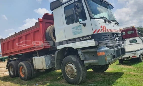 Sayi Na hannu Mercedes‒Benz 3331 White Babbar mota in Douala a Ƙasar Kamaru