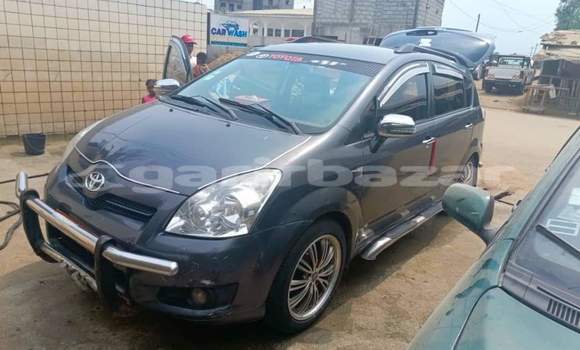 Sayi Na hannu Toyota Corolla Verso Azurfa Mota in Douala a Ƙasar Kamaru