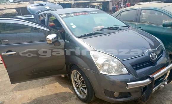 Sayi Na hannu Toyota Corolla Verso Azurfa Mota in Douala a Ƙasar Kamaru Sayi Na hannu Toyota Corolla Verso Azurfa Mota in Douala a Ƙasar Kamaru