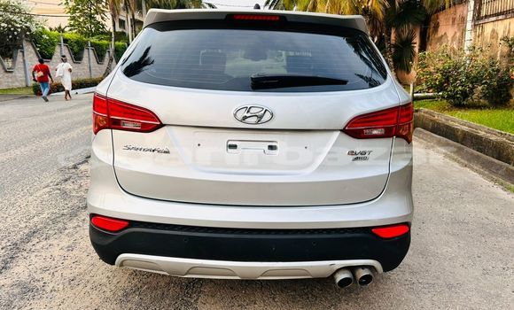 Sayi Imported Hyundai Santa Fe Azurfa Mota in Douala a Ƙasar Kamaru Sayi Imported Hyundai Santa Fe Azurfa Mota in Douala a Ƙasar Kamaru