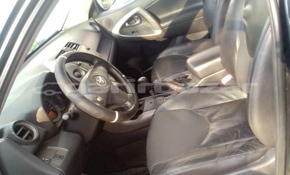 Sayi Na hannu Toyota RAV4 Black Mota in Douala a Ƙasar Kamaru Sayi Na hannu Toyota RAV4 Black Mota in Douala a Ƙasar Kamaru