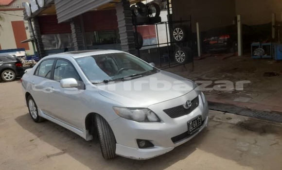 Sayi Imported Toyota Corolla Azurfa Mota in Douala a Ƙasar Kamaru