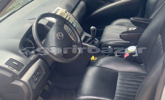 Sayi Imported Toyota Corolla Verso Blue Mota in Douala a Ƙasar Kamaru Sayi Imported Toyota Corolla Verso Blue Mota in Douala a Ƙasar Kamaru