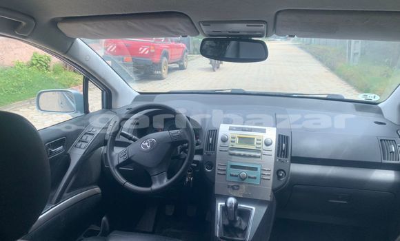 Sayi Imported Toyota Corolla Verso Blue Mota in Douala a Ƙasar Kamaru Sayi Imported Toyota Corolla Verso Blue Mota in Douala a Ƙasar Kamaru