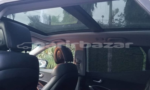 Sayi Imported Hyundai Santa Fe White Mota in Douala a Ƙasar Kamaru