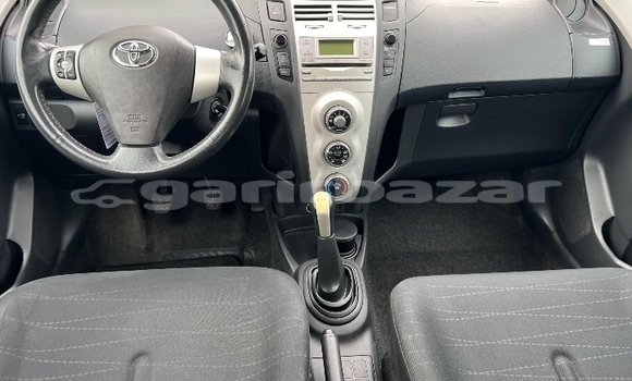 Sayi Na hannu Toyota Yaris Azurfa Mota in Douala a Ƙasar Kamaru Sayi Na hannu Toyota Yaris Azurfa Mota in Douala a Ƙasar Kamaru