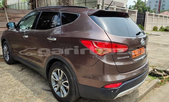 Sayi Na hannu Hyundai Santa Fe Red Mota in Douala a Ƙasar Kamaru Sayi Na hannu Hyundai Santa Fe Red Mota in Douala a Ƙasar Kamaru