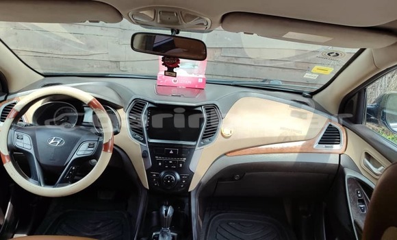 Sayi Na hannu Hyundai Santa Fe Red Mota in Douala a Ƙasar Kamaru Sayi Na hannu Hyundai Santa Fe Red Mota in Douala a Ƙasar Kamaru
