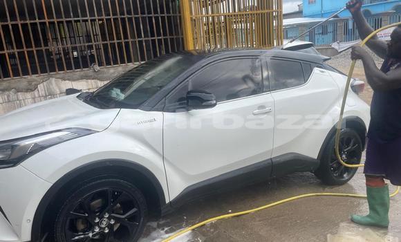 Sayi Imported Toyota C-HR White Mota in Douala a Ƙasar Kamaru
