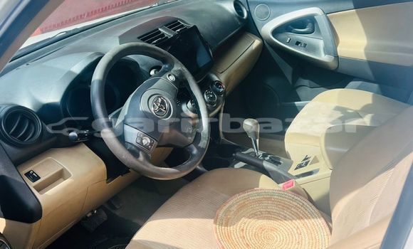 Sayi Imported Toyota RAV4 White Mota in Douala a Ƙasar Kamaru Sayi Imported Toyota RAV4 White Mota in Douala a Ƙasar Kamaru