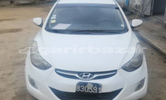 Sayi Imported Hyundai Elantra White Mota in Douala a Ƙasar Kamaru