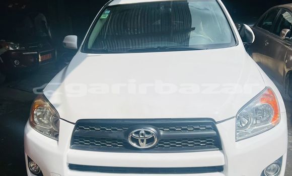 Sayi Na hannu Toyota RAV4 White Mota in Douala a Ƙasar Kamaru