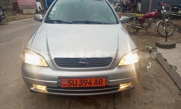 Sayi Na hannu Opel Astra Azurfa Mota in Douala a Ƙasar Kamaru