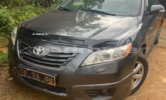 Sayi Na hannu Toyota Camry Azurfa Mota in Douala a Ƙasar Kamaru