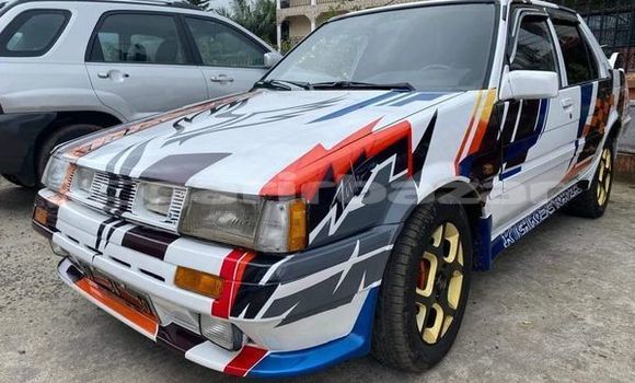 Sayi Na hannu Toyota Corolla Sauran Mota in Yaounde a Babban Kamaru Sayi Na hannu Toyota Corolla Sauran Mota in Yaounde a Babban Kamaru