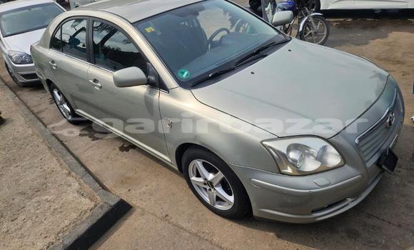 Sayi Imported Toyota Avensis Azurfa Mota in Douala a Ƙasar Kamaru