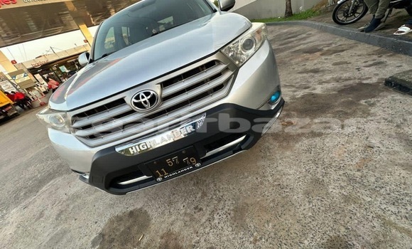 Sayi Na hannu Toyota Highlander Azurfa Mota in Douala a Ƙasar Kamaru Sayi Na hannu Toyota Highlander Azurfa Mota in Douala a Ƙasar Kamaru