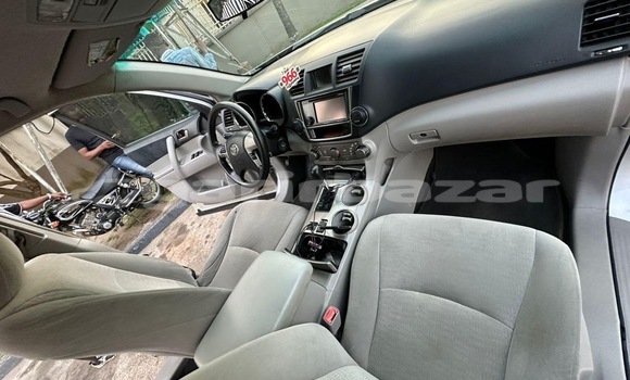 Sayi Na hannu Toyota Highlander Azurfa Mota in Douala a Ƙasar Kamaru Sayi Na hannu Toyota Highlander Azurfa Mota in Douala a Ƙasar Kamaru