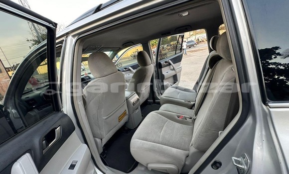 Sayi Na hannu Toyota Highlander Azurfa Mota in Douala a Ƙasar Kamaru Sayi Na hannu Toyota Highlander Azurfa Mota in Douala a Ƙasar Kamaru